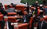 نخستین جلسه مجلس ترکیه باماسک‌های جالب نمایندگان مخالف