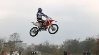 ویدئویی از پرش یک موتورسوار و فرودش با چترنجات