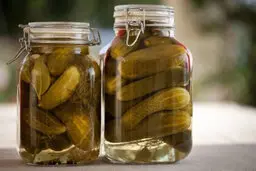 طرز تهیه یک خیارشور ترد ولی ساده خانگی+ نکات تهیه خیارشور بازاری