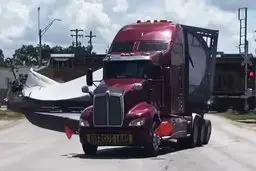 نمونه واقعی بازی GTA | کشتن چند عابر و راننده توسط کامیون! + ویدیو