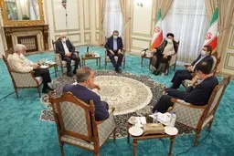 نشست رییس جمهور منتخب با ۶ کاندیدای انتخابات ۱۴۰۰ | رئیسی: جلسه بسیار خوبی داشتیم | مردم باید احساسشان این باشد که همه نگاه‌های سیاسی منتهی به رفع مشکلات و گره‌ها از زندگی آن‌ها خواهد بود