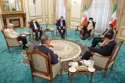 نشست رییس جمهور منتخب با ۶ کاندیدای انتخابات ۱۴۰۰ | رئیسی: جلسه بسیار خوبی داشتیم | مردم باید احساسشان این باشد که همه نگاه‌های سیاسی منتهی به رفع مشکلات و گره‌ها از زندگی آن‌ها خواهد بود