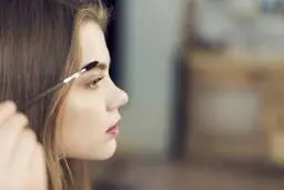 رنگ کردن ابرو در خانه به روش حرفه ای +تصاویر