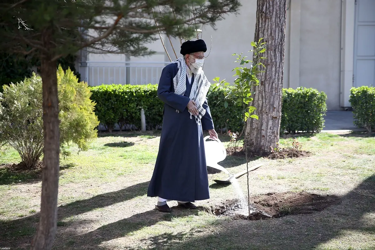 رهبر معظم انقلاب پس از کاشتِ دو اصله نهال میوه: تخریب جنگلها و محیط زیست و پوشش‌های گیاهی تخریب منافع ملی است