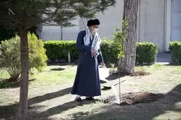 رهبر معظم انقلاب پس از کاشتِ دو اصله نهال میوه: تخریب جنگلها و محیط زیست و پوشش‌های گیاهی تخریب منافع ملی است