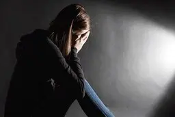 با این ۱۰ عادت خداحافظی کنید! | مانع پیشرفتتان میشود 