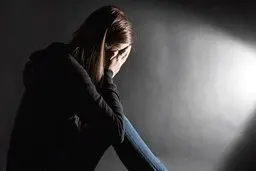 با این ۱۰ عادت خداحافظی کنید! | مانع پیشرفتتان میشود 