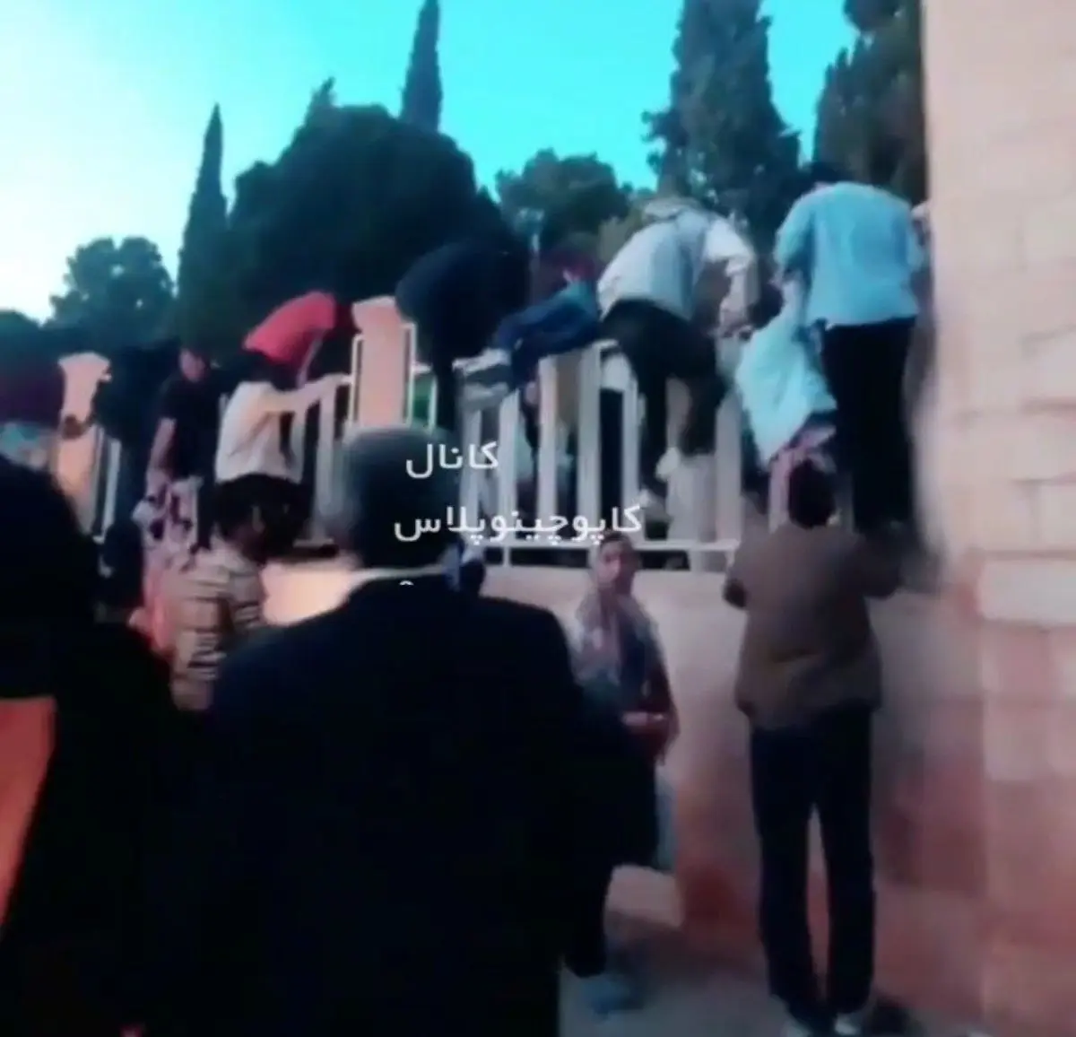 ورود عجیب بازدیدکنندگان به حافظیه شیراز | بالا رفتن از در و دیوار!+ویدئو