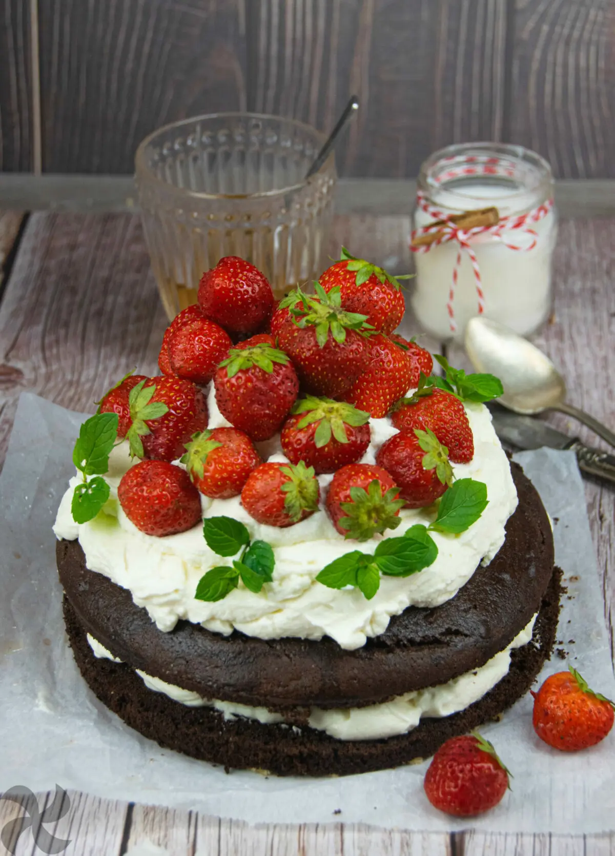 هرکسی این کیک رو امتحان کرده از خوردنش سیر نشده! | طرز تهیه کیک شکلاتی توت فرنگی +ویدئو