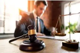 وکیل کیست و چه کاری انجام می دهد؟
