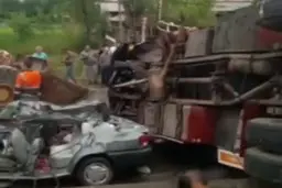لحظه سقوط کامیون بر روی پراید در تصادف روز گذشته امام زاده هاشم