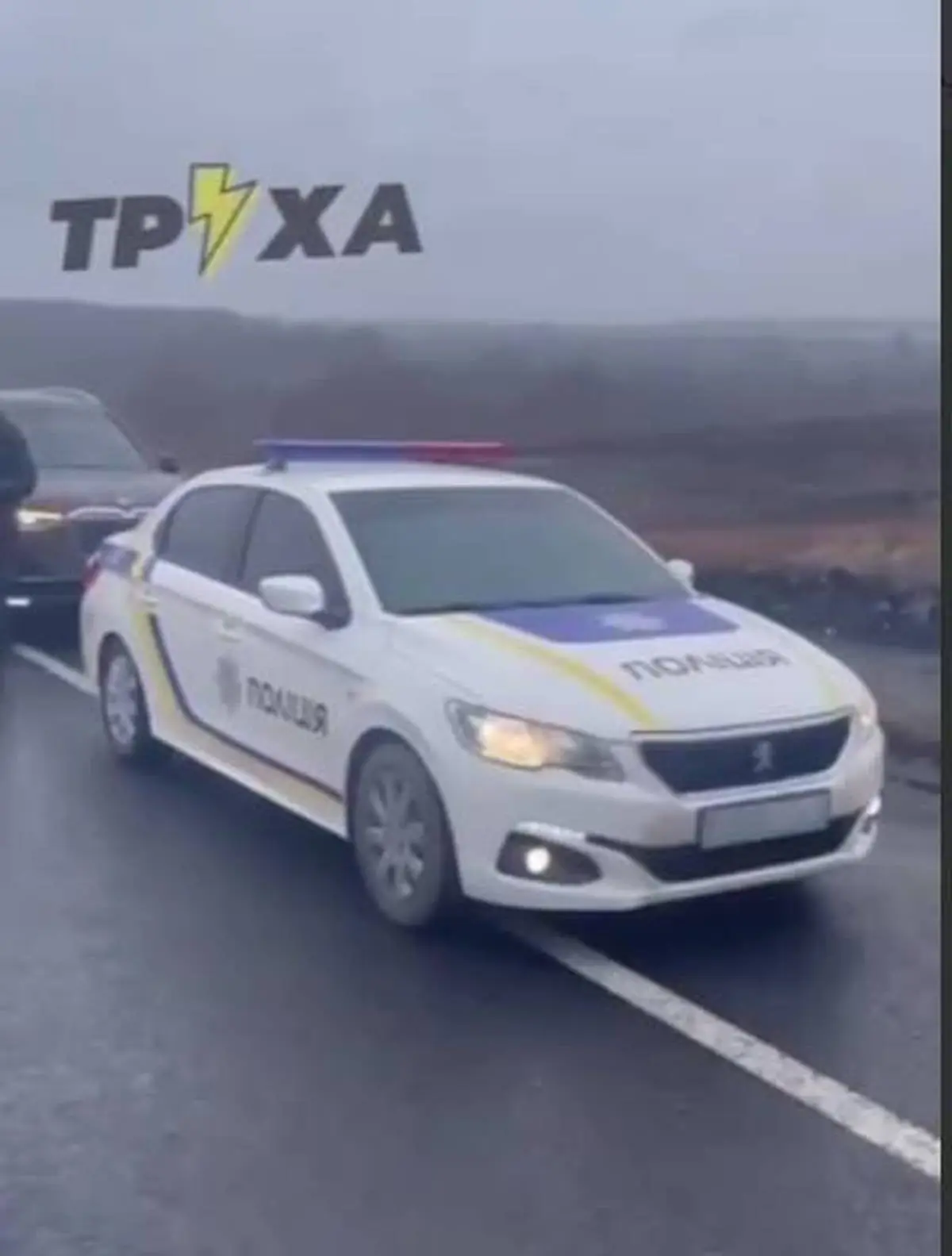 جاده مرزی، صف خودروهایی که قصد خروج از اوکراین را دارند | اعتراض به رفتار پلیس | پلیس معترضین را با تهدید اسلحه، پراکنده می‌کند+ ویدئو 