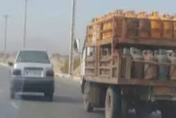 لحظه چپ کردن کامیون حمل کپسول گاز با آزار عامدانه پراید+ویدئو