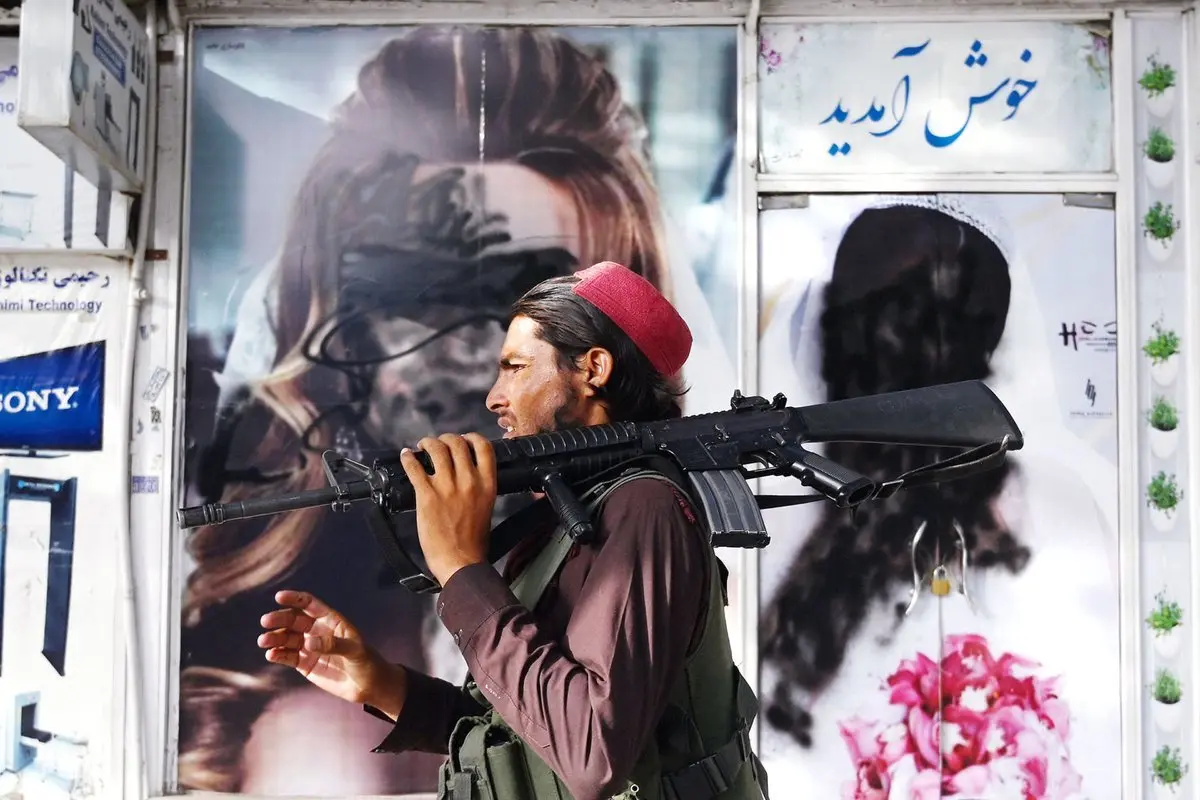 طالبان موهای یک راننده تاکسی را به دلیل مدل غربی بودن کوتاه کرد!+ویدئو