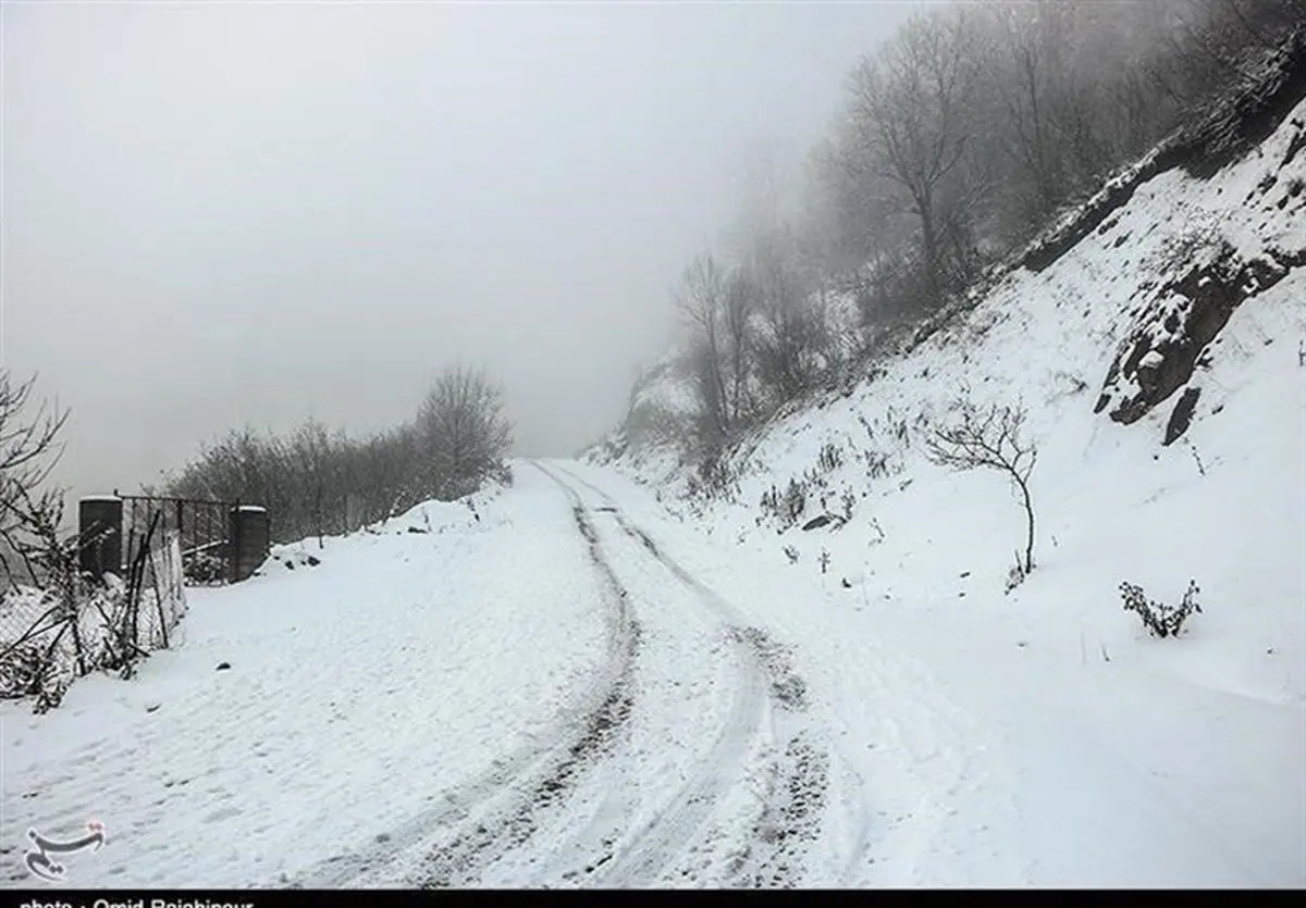 کولاک برف جاده چالوس را مسدود کرد | بارش برف و باران در جاده‌های ۱۵ استان+ویدئو