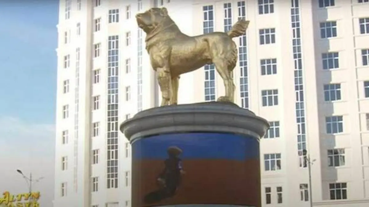 مجسمه سگ مورد علاقه رئیس جمهور ترکمنستان در میدانی در عشق‌آباد