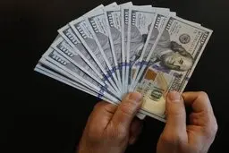 کاهش ۳۰۰ تومانی نرخ خرید دلار و یورو در صرافی‌ها