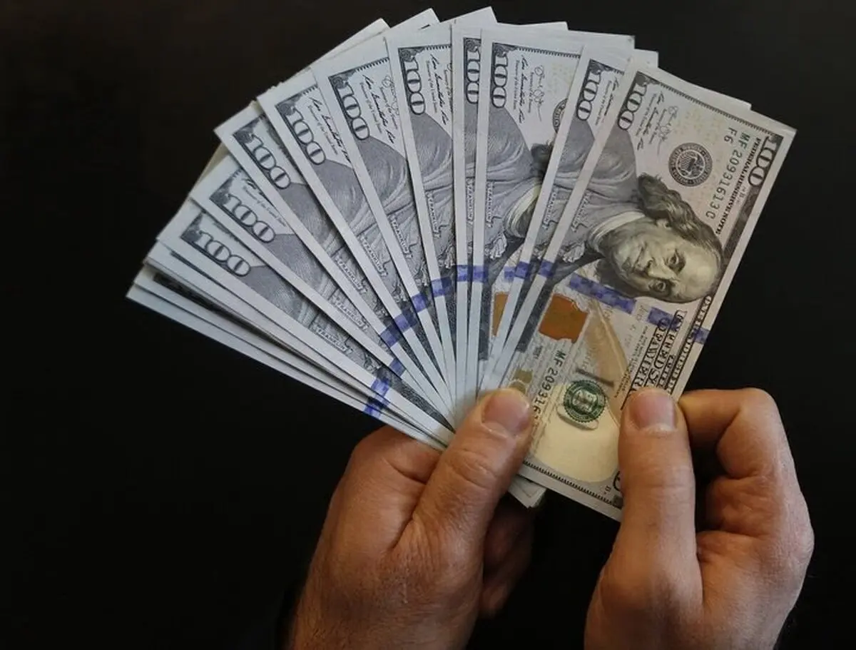 کاهش ۳۰۰ تومانی نرخ خرید دلار و یورو در صرافی‌ها