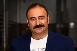 عکس هنری مهران احمدی در کنار آرامگاه حکیم عمر خیام 