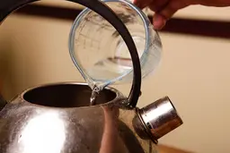 یکبار برای همیشه یاد بگیر چطوری با آب جوش رسوب کتری رو از بین ببرید! | با این روش هرچی رسوب هست یجا میریزه پایین! | روش از بین بردن رسوب کتری + ویدئو