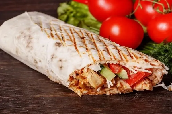 طرز تهیه شاورما مرغ با سس سیر | اگه یه بار تو خونه درست کنی دیگه رستوران نمی‌ری! +ویدئو