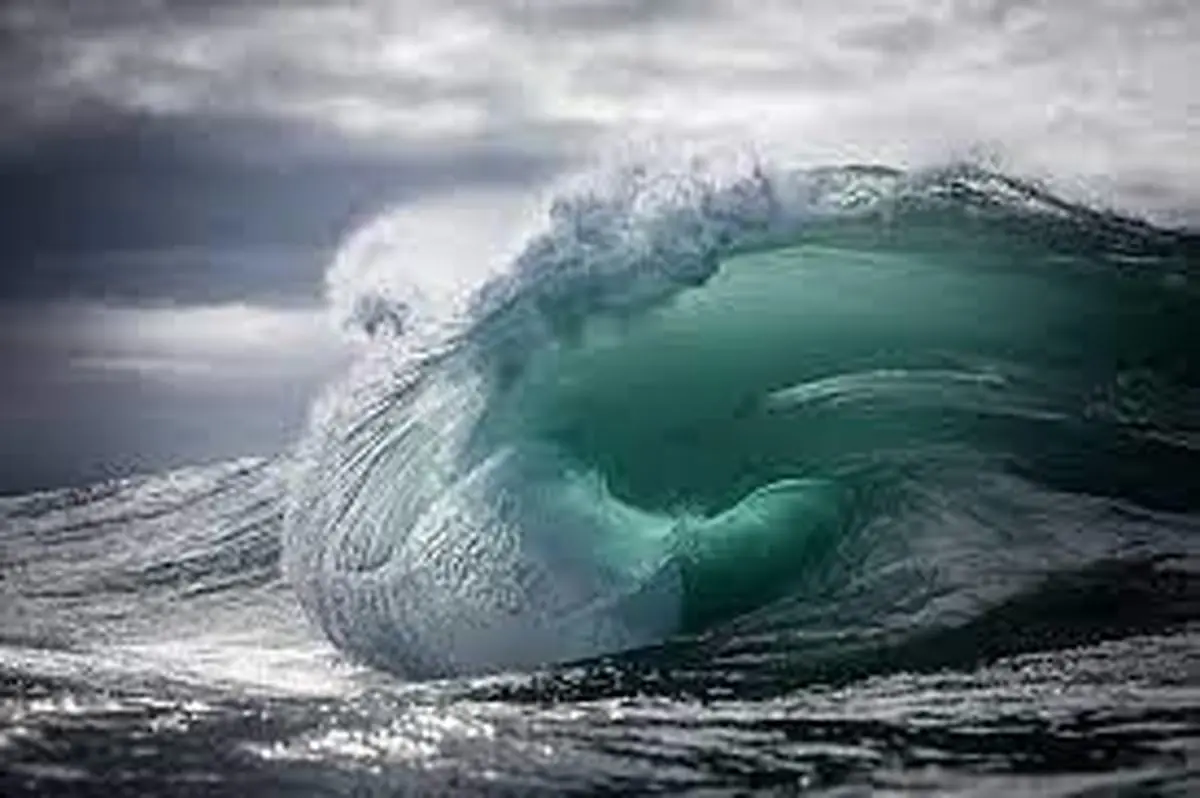 لحظه‌ی هولناک به دام افتادن نفتکش غول‌پیکر در امواج اقیانوس+ویدئو 