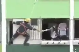 عجیب‌ترین صحنه از نجات شخصی که قصد خودکشی داشت+ویدئو 