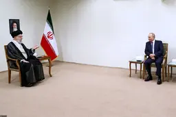 رهبر انقلاب در دیدار با پوتین: آمریکایی‌ها باید از منطقه شرق فرات در سوریه بیرون رانده شوند