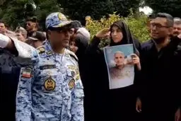  لحظه ادای احترام نظامی دختران خلبان سید طاهر مصطفوی به پیکر پدرشان +ویدئو