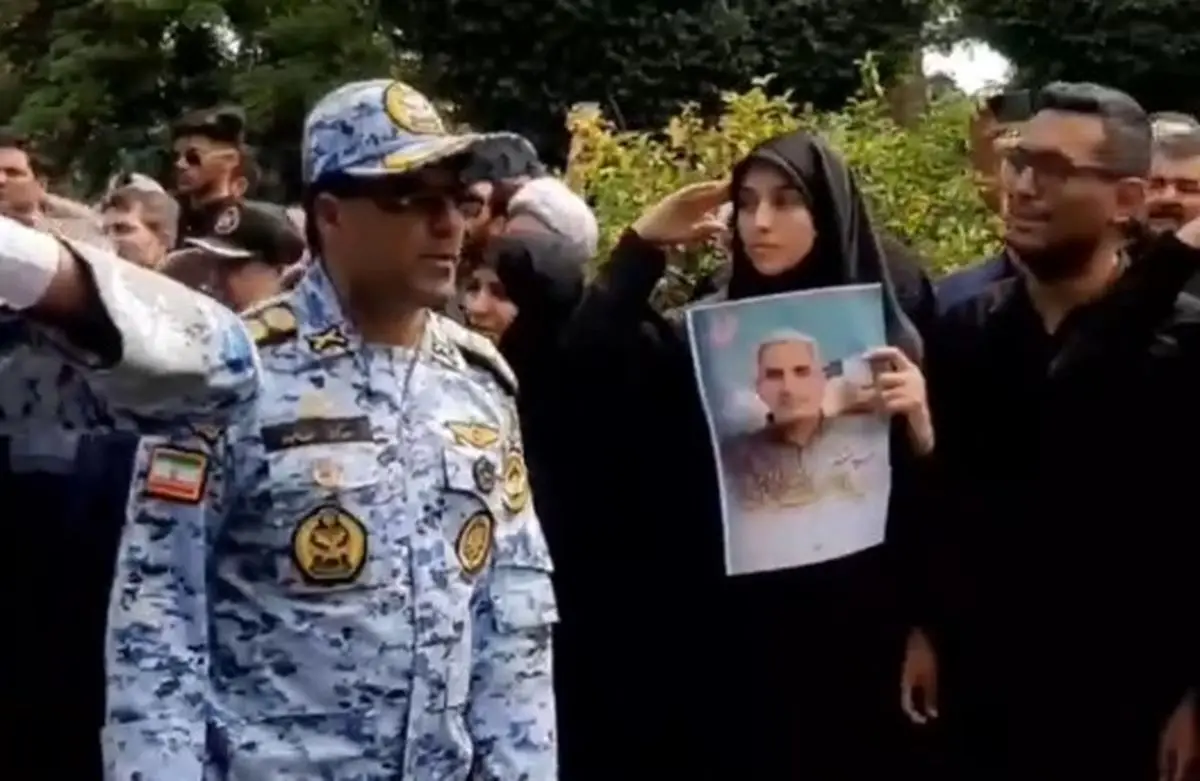  لحظه ادای احترام نظامی دختران خلبان سید طاهر مصطفوی به پیکر پدرشان +ویدئو