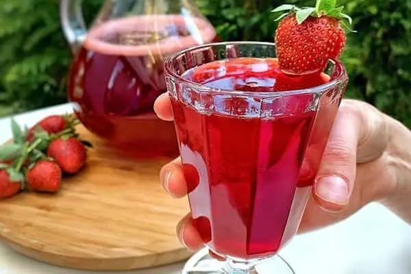 خودت توی خونه  شربت توت فرنگی مجلسی درست کن | طرز تهیه شربت توت فرنگی خوشرنگ و مجلسی در منزل