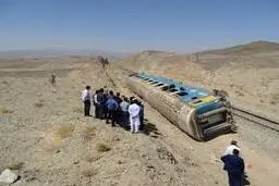 قطار تهران-زاهدان به علت طوفان شن از ریل خارج شد+ویدئو