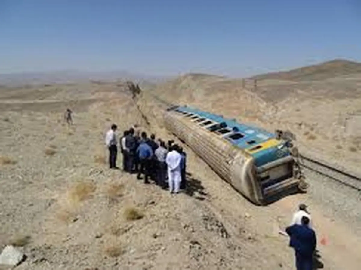 قطار تهران-زاهدان به علت طوفان شن از ریل خارج شد+ویدئو