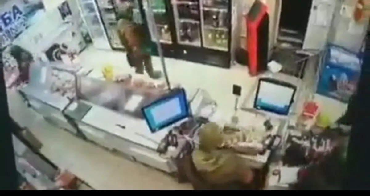 غارت فروشگاه‌ اوکراین توسط نیروهای روسی!+ویدئو