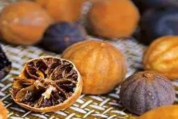 به هیچ عنوان لیمو عمانی داخل خورشت را نخورید | مضرات لیمو عمانی پخته
