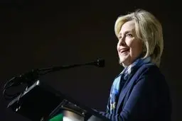   انتقاد هیلاری کلینتون از دکتربازی  ترامپ