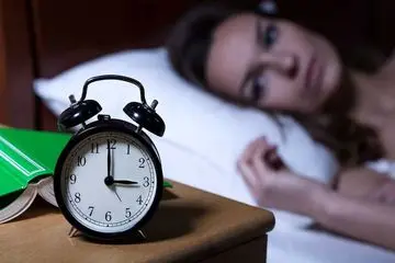 چه خوراکی‌هایی را نباید قبل از خواب مصرف کرد؟ | این غذاها شبانه شما را چاق و بی‌خواب می‌کنند +ویدئو