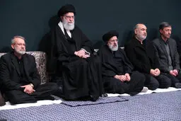 عکسی از لاریجانی، رئیسی و فرمانده کل سپاه در مراسم عزاداری بیت رهبر انقلاب