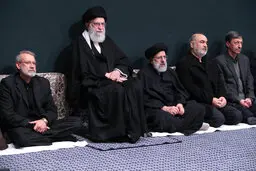 عکسی از لاریجانی، رئیسی و فرمانده کل سپاه در مراسم عزاداری بیت رهبر انقلاب