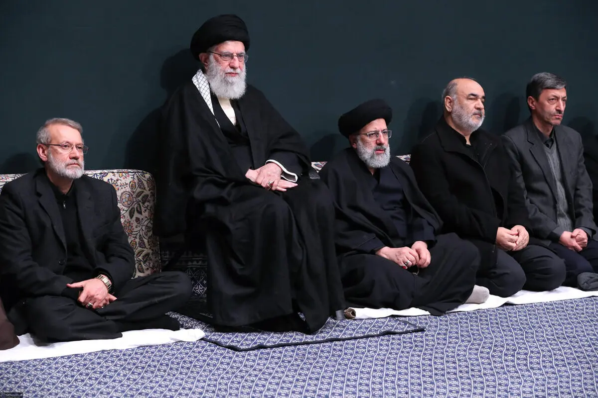 عکسی از لاریجانی، رئیسی و فرمانده کل سپاه در مراسم عزاداری بیت رهبر انقلاب