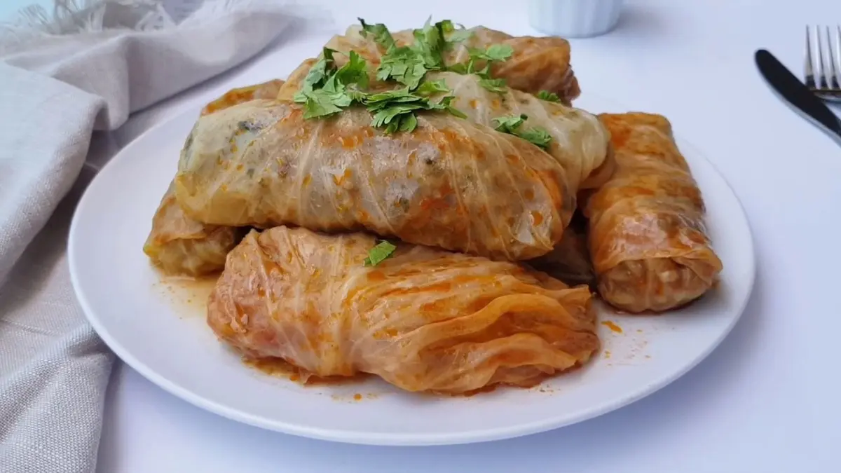 دلمه کلم؛ دستور تهیه غذای سنتی خوش‌طعم و لذیذ با گوشت و سبزیجات | دلمه کلم با طعمی بی‌نظیر؛ راز یک غذای خوشمزه و دل‌فریب ایرانی




