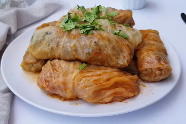 دلمه کلم؛ دستور تهیه غذای سنتی خوش‌طعم و لذیذ با گوشت و سبزیجات | دلمه کلم با طعمی بی‌نظیر؛ راز یک غذای خوشمزه و دل‌فریب ایرانی



