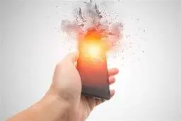 انفجار باتری در مقابل صورت یک دختر جوان! | سهل انگاری این دختر جوان کار دستش داد