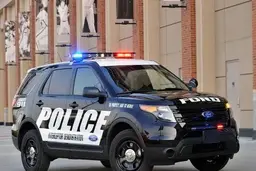 رفتار وحشیانه پلیس با یک زن معترض | زیر دست و پای پلیس ها له شد! + ویدئو