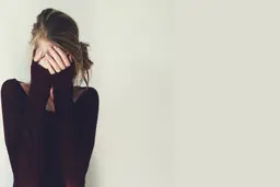 عزت نفس پایین این 11 چیز را از شما می گیرد