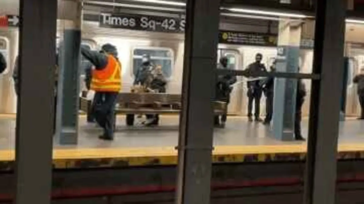 هُل دادن زن جوان جلوی قطار متروی نیویورک