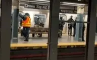 هُل دادن زن جوان جلوی قطار متروی نیویورک