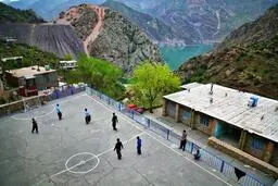 زمین فوتبالی بر فراز کوه‌ها 