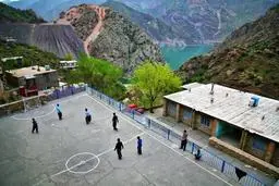 زمین فوتبالی بر فراز کوه‌ها 