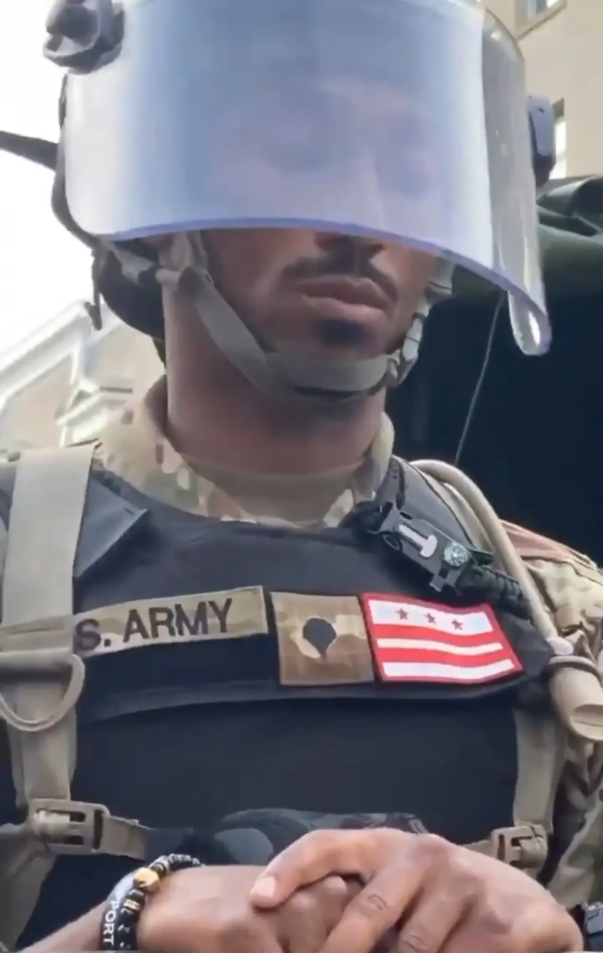 سرباز آمریکایی شعار معترضین رو تکرار می‌کند + ویدئو